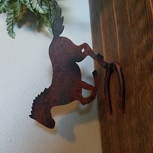 Metal horse decoration